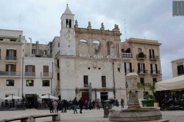 Viaggio all'interno del dimenticato Palazzo del Sedile: veglia su Bari da 550 anni 